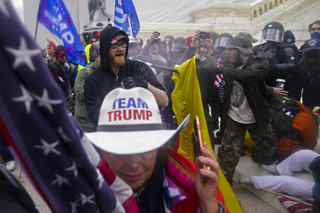 DEMONSTRANTER: Trump-tilhengere i et forsøk på å bryte gjennom politiets sperringer ved Kongressen 6. januar i fjor. DEMONSTRANTER: Trump-tilhengere i et forsøk på å bryte gjennom politiets sperringer ved Kongressen 6. januar i fjor.