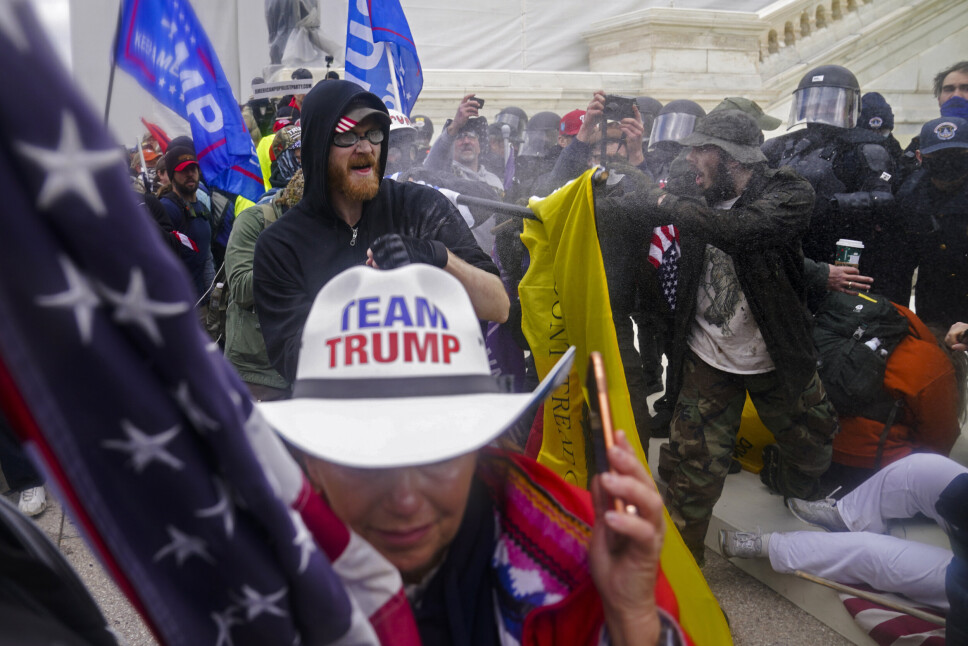 DEMONSTRANTER: Trump-tilhengere i et forsøk på å bryte gjennom politiets sperringer ved Kongressen 6. januar i fjor.