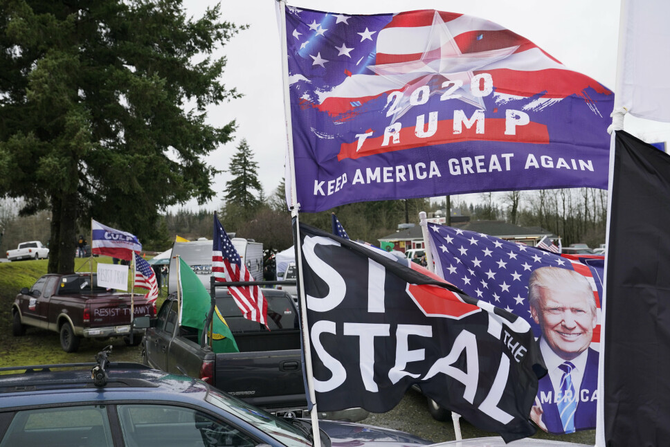 OLYMPIA: «Stop the Steal» står det på dette banneret til en gruppe Trump-tilhengere ved Olympia i delstaten Washington 4. januar i fjor.
