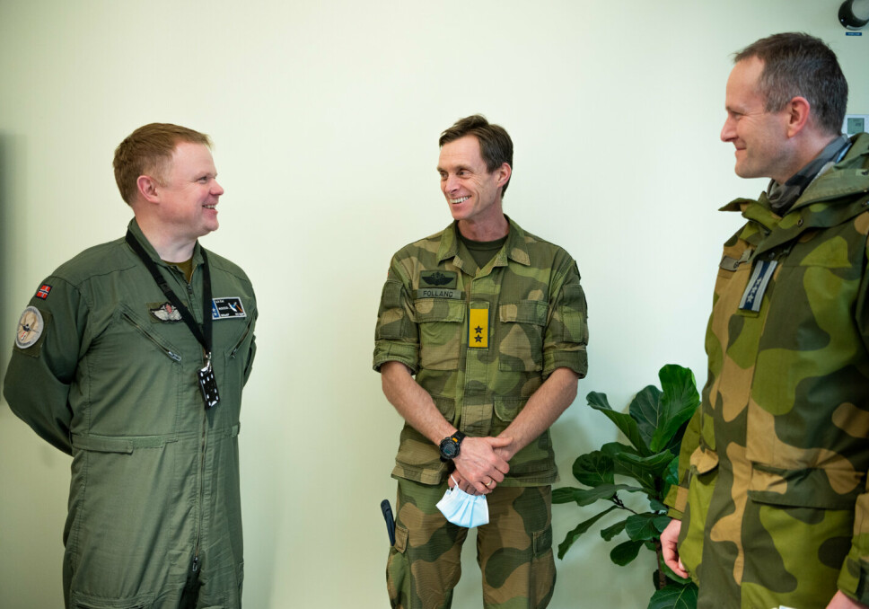 GOD STEMNING: Oberstløytnant Tron Strand, generalmajor Rolf Folland og oberst Eirik Guldvog står sammen i de nye fasilitetene på Evenes.