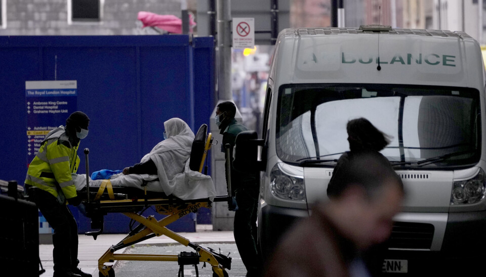 LONDON: Pasient og helsepersonell utenfor Royal London Hospital. Nå skal forsvaret hjelpe til for å håndtere omikron-bølgen.