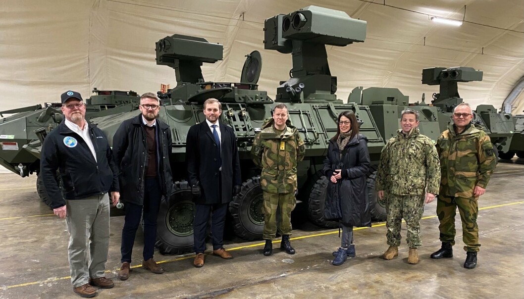 FORRHÅNDSLAGER: Statssekretær Bent-Joacim Bentzen fra Forsvarsdepartemenetet (nr. 3 fra venstre) mener samarbeidet med det amerikanske marinekorrpsete er viktig for norsk sikkerhet. FORRHÅNDSLAGER: Statssekretær Bent-Joacim Bentzen fra Forsvarsdepartemenetet (nr. 3 fra venstre) mener samarbeidet med det amerikanske marinekorrpsete er viktig for norsk sikkerhet.