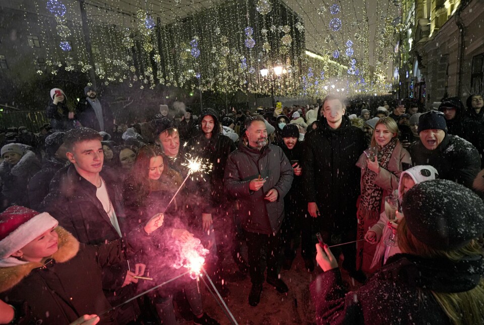 NYTTÅR: Selv om Den røde plass var stengt og smittetrykket svært høyt, samlet folk i Moskva seg i sidegatene for å ønske det nye året velkommen.