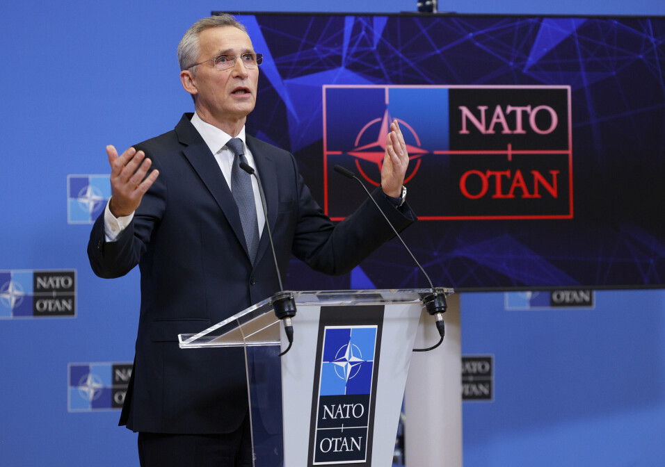 ANSVAR: Natos generalsekretær Jens Stoltenberg taler ved Natos hovedkvarter i Brussel, 7. januar 2022. Nato har ansvar for at krigen startet, skriver kronikkforfatteren.