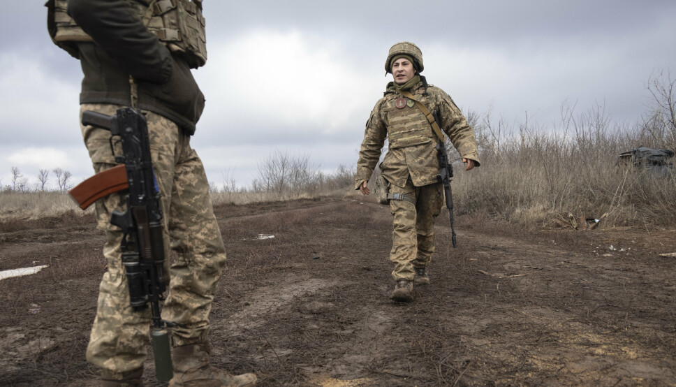VED FRONTEN: Ukrainske soldater ved fronten mot Donetsk-regionen øst i landet, som kontrolleres av russiskstøttede separatister. Russland har samlet titusenvis av soldater langs grensen til Ukraina de siste månedene