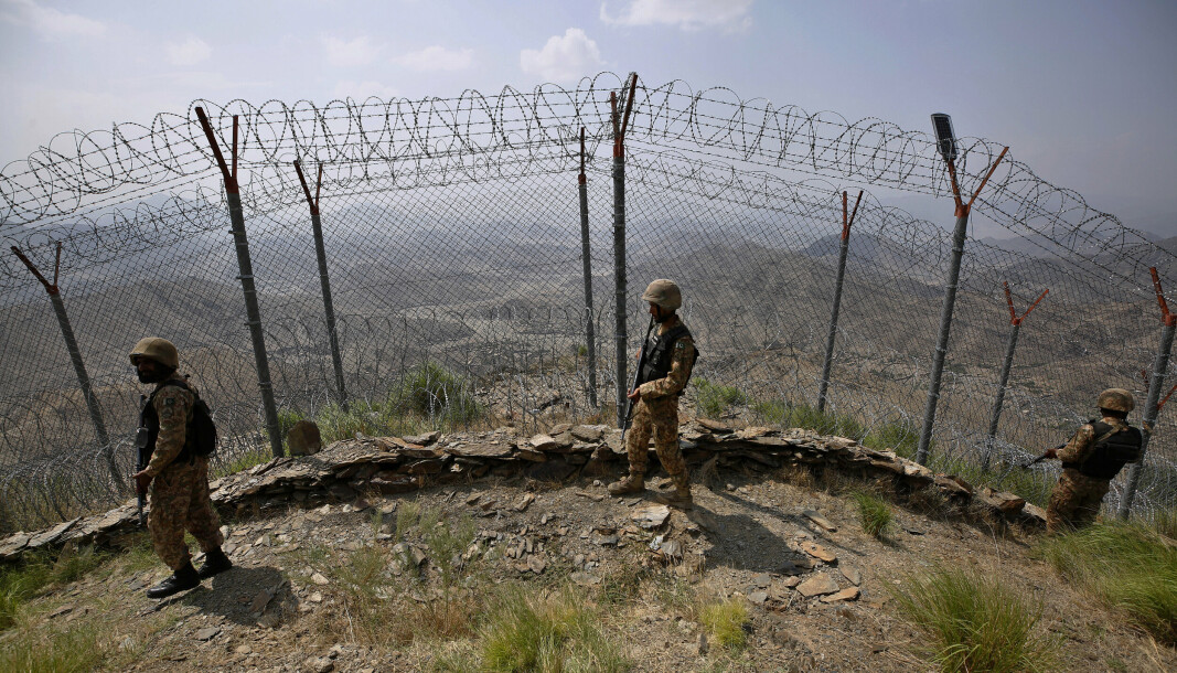VED GRENSEN: Pakistanske soldater patruljerer ved gjerdet som er bygd ved den afghanske grensen. Taliban har ennå ikke vist noen vilje til å utlevere ledere fra den pakistanske fløyen av Taliban, TPP.