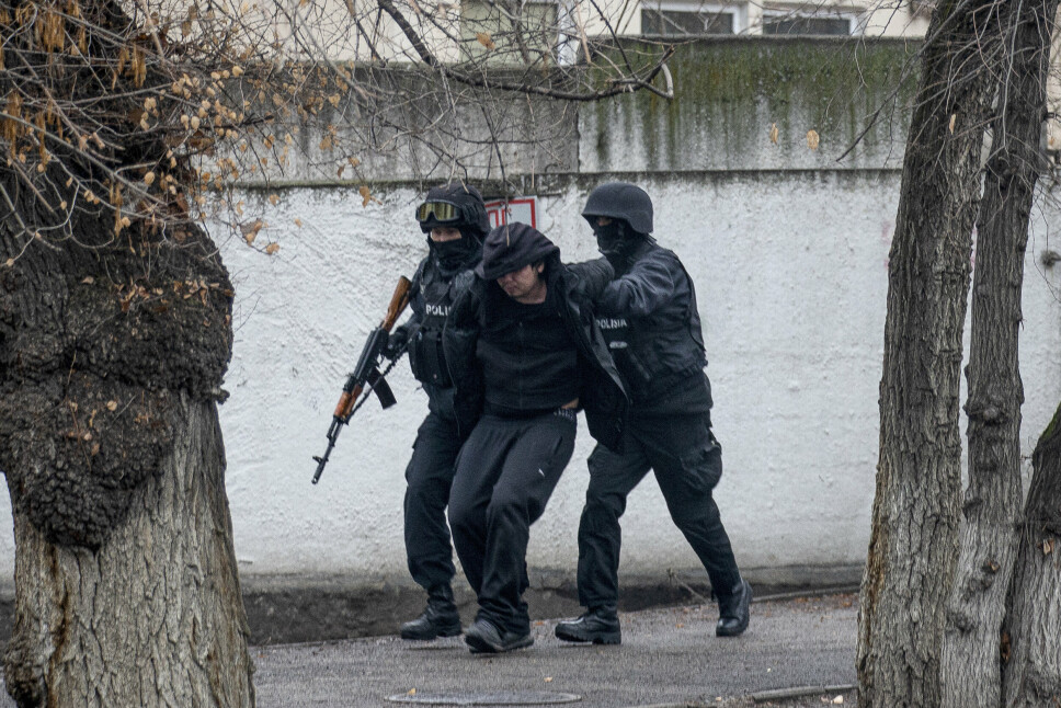 DEMONSTRANT: Sikkerhetsstyrker i Kasakhstan pågriper en demonstrant i Almaty 8. januar.