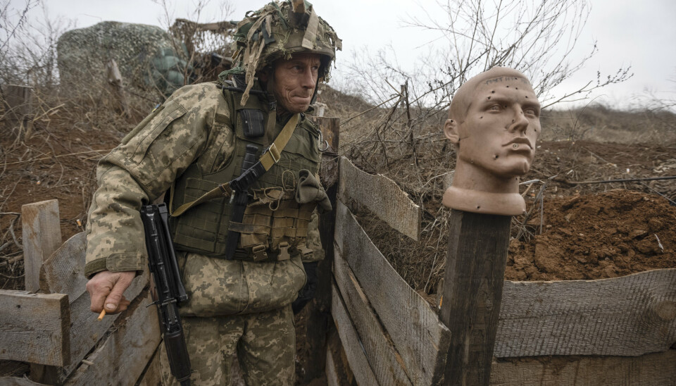 FRONTLINJEN: En ukrainsk soldat i en vollgrav ved frontlinjen i Donetsk-regionen øst i Ukraina.