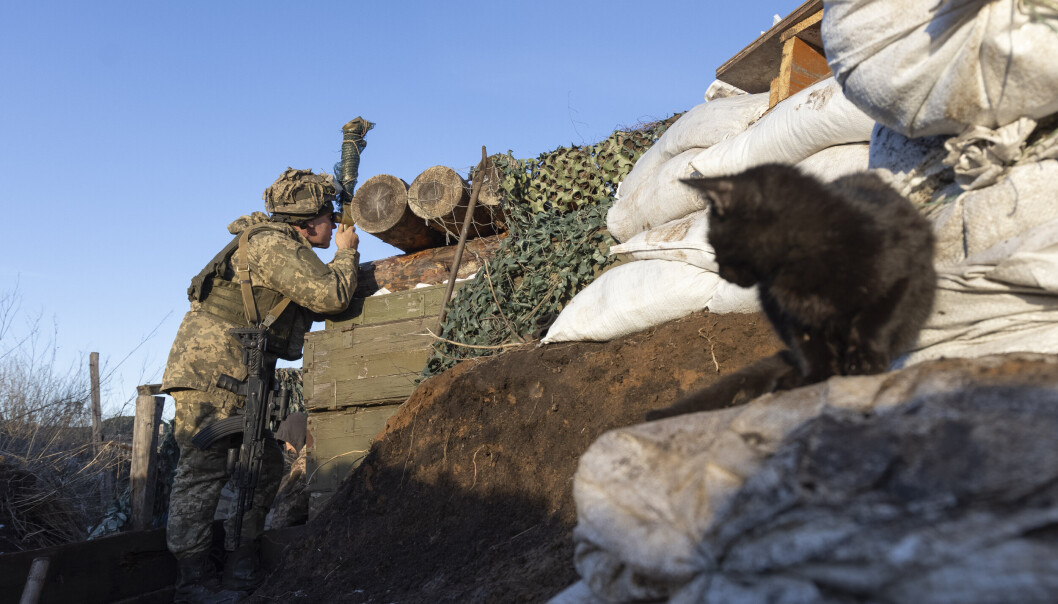 En ukrainsk soldat på frontlinjen mot pro-russiske opprørere 8. januar. Samtidig foregår det samtaler om konflikten, blant annet i Brussel og Genève. En ukrainsk soldat på frontlinjen mot pro-russiske opprørere 8. januar. Samtidig foregår det samtaler om konflikten, blant annet i Brussel og Genève.