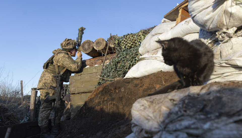 En ukrainsk soldat på frontlinjen mot pro-russiske opprørere 8. januar. Samtidig foregår det samtaler om konflikten, blant annet i Brussel og Genève.