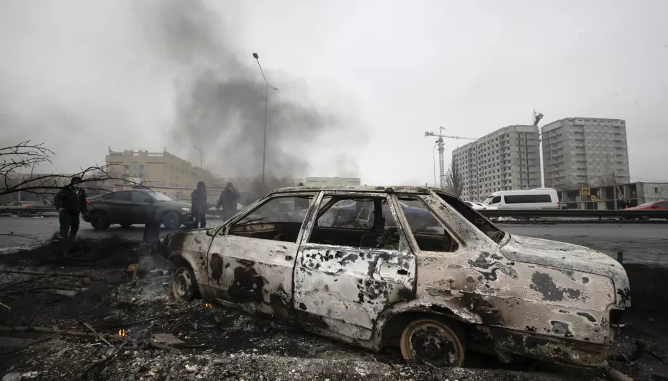 OPPTØYER: En utbrent bil står igjen etter sammenstøtene mellom sikkerhetsstyrker og demonstranter i Kasakhstans hovedstad Almaty 7. januar.