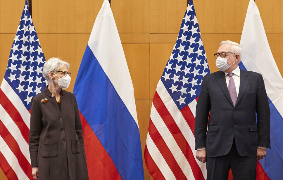 STOR AVSTAND: USAs viseutenriksminister Wendy Sherman og russisk viseutenriksminister Sergei Ryabkov under samtalene i Genève, Sveits mandag 10. januar.