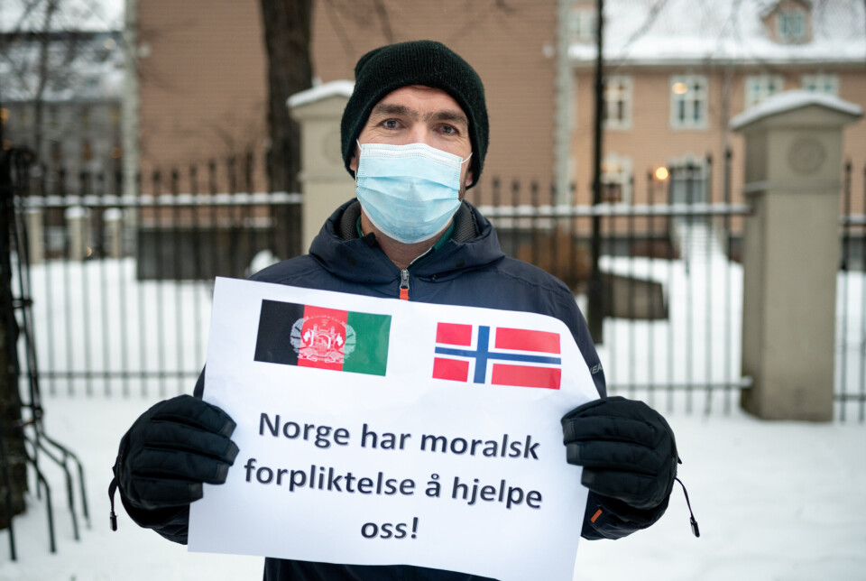 BEKYMRET: Anosh Hafizi tidligere tolk for Det norske forsvaret. Mandag var han en av de tidligere lokalt ansatte som demonstrerte foran Forsvarsdepartementet i håp om å få berget familien som er igjen i Afghanistan.