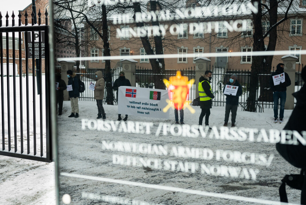 DEPARTEMENTET: Afghanske tolker demonstrerer foran Forsvarsdepartementet i håp om å få berget familien som er igjen i Afghanistan. DEPARTEMENTET: Afghanske tolker demonstrerer foran Forsvarsdepartementet i håp om å få berget familien som er igjen i Afghanistan.