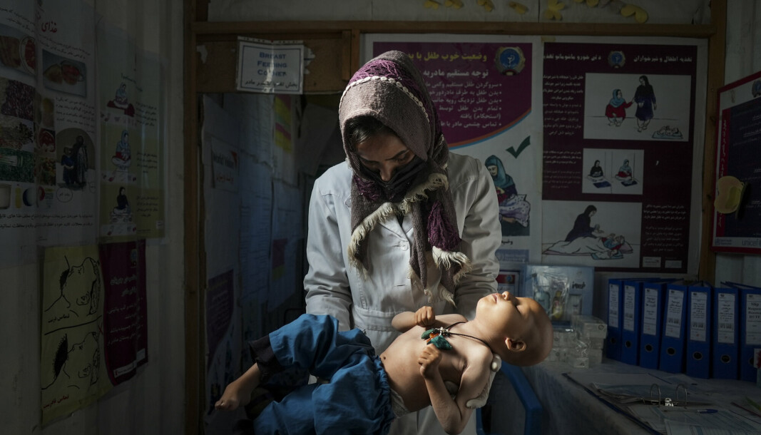 SULT: Afghanistan trues av en fullstendig humanitær katastrofe dersom ikke verdenssamfunnet kommet landet til unnsetning, advarer FNs nødhjelpssjef. Her undersøker en sykepleier et underernært barn på en klinikk i Herat.