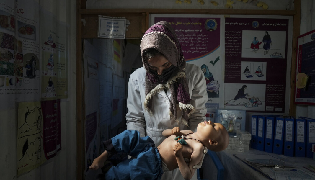 SULT: Afghanistan trues av en fullstendig humanitær katastrofe dersom ikke verdenssamfunnet kommet landet til unnsetning, advarer FNs nødhjelpssjef. Her undersøker en sykepleier et underernært barn på en klinikk i Herat. SULT: Afghanistan trues av en fullstendig humanitær katastrofe dersom ikke verdenssamfunnet kommet landet til unnsetning, advarer FNs nødhjelpssjef. Her undersøker en sykepleier et underernært barn på en klinikk i Herat.