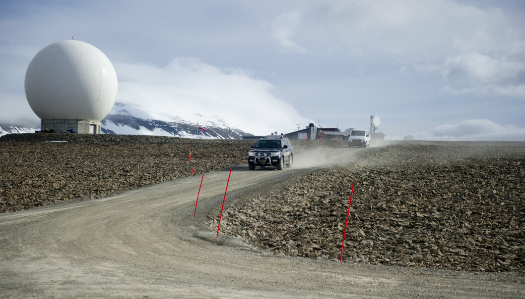 SATELITTSTASJON: Svalbard satelittstasjon noen kilometer utenfor Longyearbyen er en av installasjonene som kan bli rammet ved brudd på kablene som brukes til å sende informasjon via en fiberkabel til fastlandet.