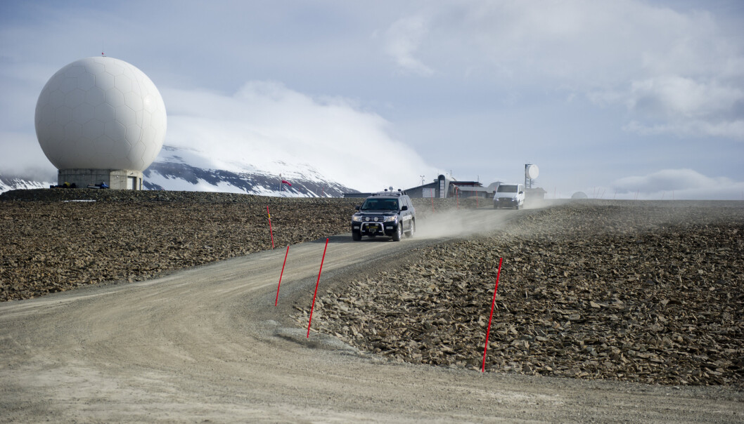 SATELITTSTASJON: Svalbard satelittstasjon noen kilometer utenfor Longyearbyen er en av installasjonene som kan bli rammet ved brudd på kablene som brukes til å sende informasjon via en fiberkabel til fastlandet. SATELITTSTASJON: Svalbard satelittstasjon noen kilometer utenfor Longyearbyen er en av installasjonene som kan bli rammet ved brudd på kablene som brukes til å sende informasjon via en fiberkabel til fastlandet.