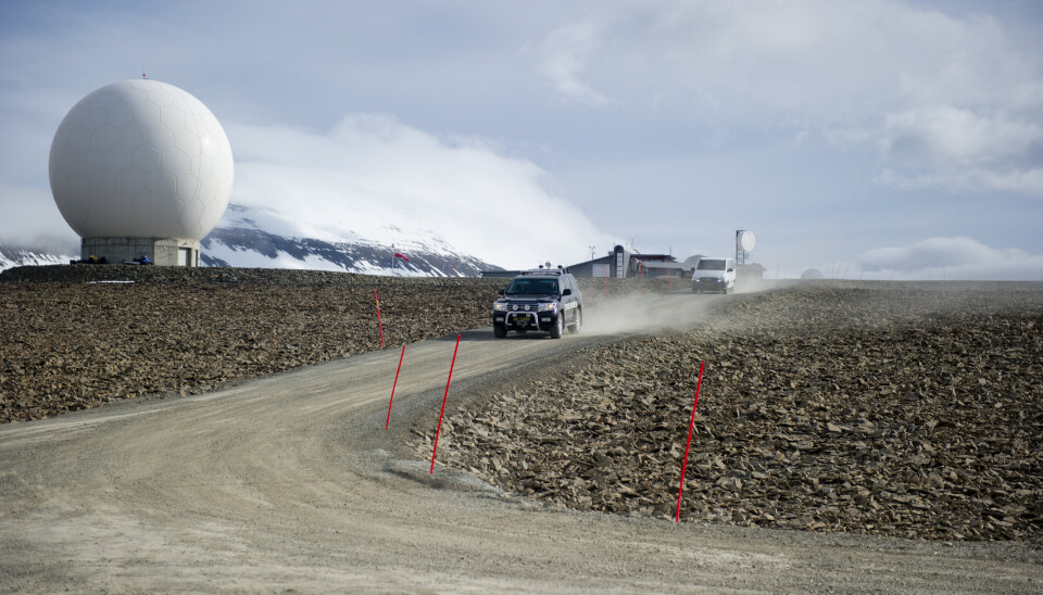 SATELITTSTASJON: Svalbard satelittstasjon noen kilometer utenfor Longyearbyen er en av installasjonene som kan bli rammet ved brudd på kablene som brukes til å sende informasjon via en fiberkabel til fastlandet. SATELITTSTASJON: Svalbard satelittstasjon noen kilometer utenfor Longyearbyen er en av installasjonene som kan bli rammet ved brudd på kablene som brukes til å sende informasjon via en fiberkabel til fastlandet.