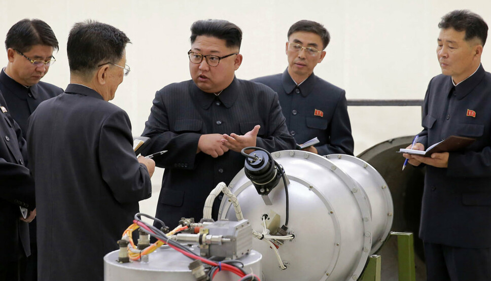 NORD-KOREA: Leder Kim Jung-un (bildet) og Nord-Korea tester missiler og utvikler atomvåpen som kompensasjon for de står svakere med konvensjonelle våpen, skriver innleggforfatter.
