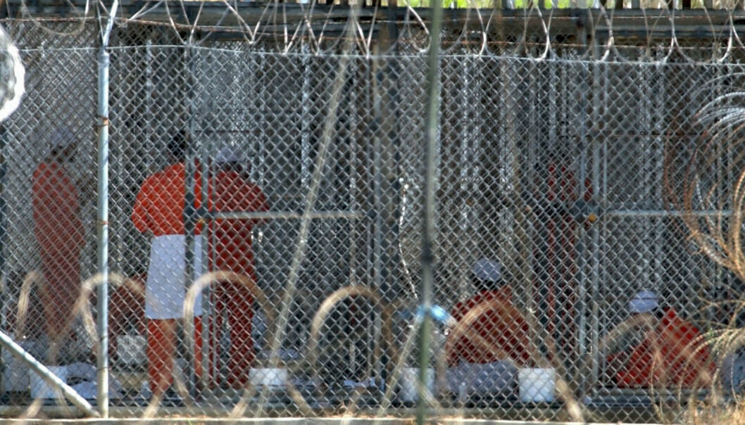 FANGELEIR: Fanger fra Afghanistan ses i cellene sine på Guantánamo Bay, Cuba 11. januar 2002. På dette tidspunktet satt 158 al-Qaida- og Taliban-fanger i leiren, det ble etter hvert mange hundre. I dag er det 39 fanger igjen.