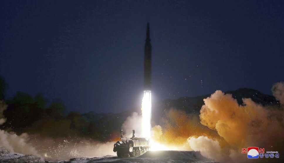 RAKETT: Dette bildet, som er distribuert av det nord-koreanske statlige nyhetsbyrået KCNA, viser rakettoppskytingen som ifølge myndighetene fant sted den 11. januar.