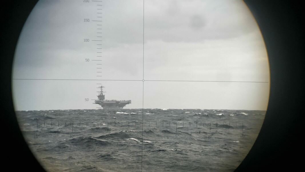 UBÅT: USS Harry S. Truman sett gjennom periskopet på en gresk ubåt. UBÅT: USS Harry S. Truman sett gjennom periskopet på en gresk ubåt.