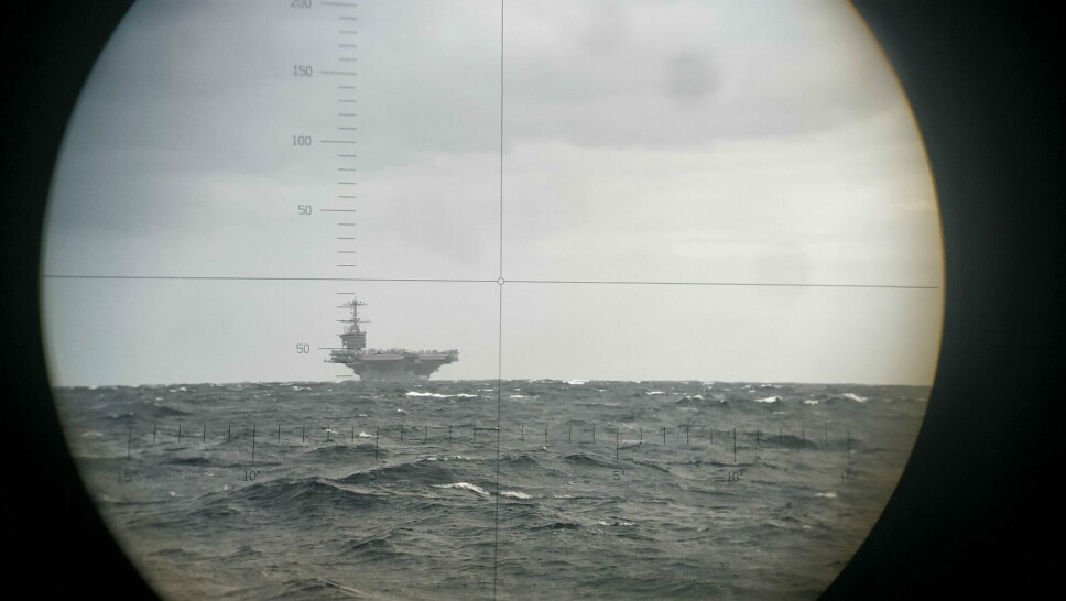 UBÅT: USS Harry S. Truman sett gjennom periskopet på en gresk ubåt.