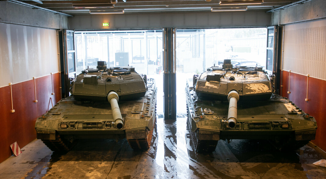 SNART UT I SNØEN: Foreløpig står de tyske Leopard 2A7 stridsvognene trygt under tak. Snart skal de ut i vinterkulden i Østerdalen.