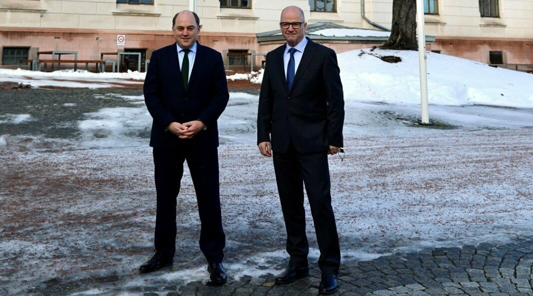 MØTE: Forsvarsministrene Ben Wallace (t.v.) og Odd Roger Enoksen utenfor Forsvarsdepartementet i Oslo.