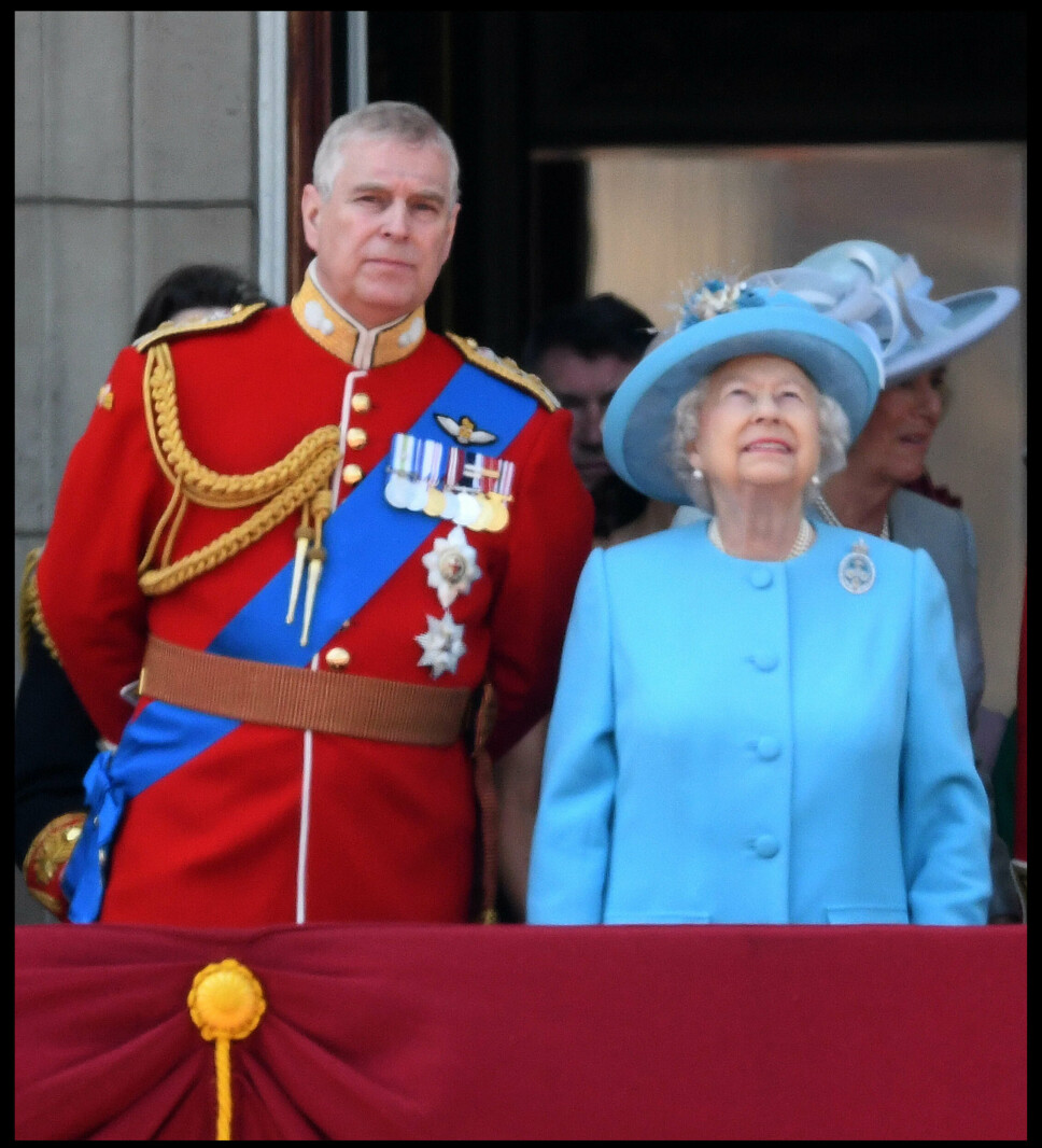 I UNIFORM: Prins Andrew står med sin mor, dronning Elizabeth II på balkongen i Buckingham palace og ser på Trooping the Colour. Det er en parade med over 1400 soldater, 200 hester og 400 musikere i anledning dronningens offisielle bursdag.