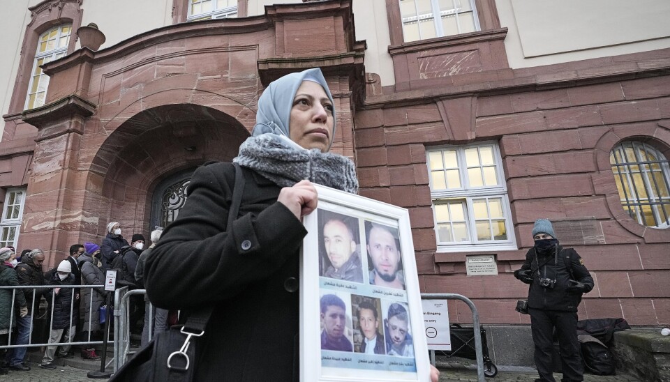 OFRE: Syriske Yasmen Almashan med bilder av sine fem brødre som alle ble drept under krigen.