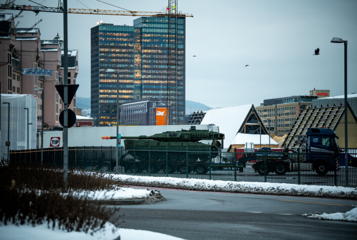 OSLO: Her blir en av Leopard 2A7-vognen hentet for transport videre til Rena. OSLO: Her blir en av Leopard 2A7-vognen hentet for transport videre til Rena.