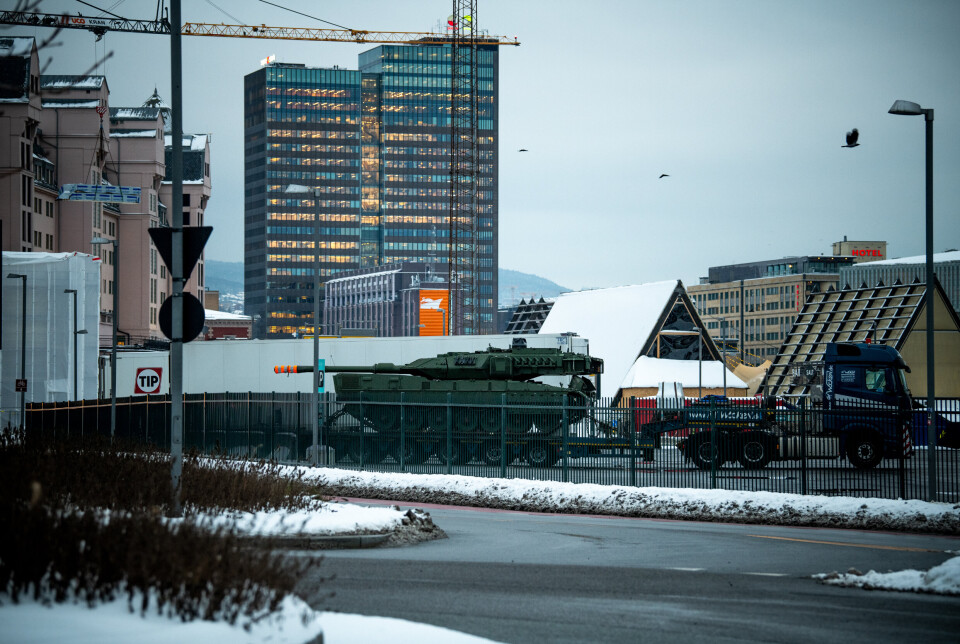 OSLO: Her blir en av Leopard 2A7-vognen hentet for transport videre til Rena.