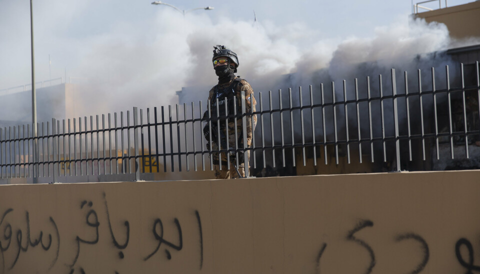 ANGREPET: En irakisk soldat holder vakt utenfor USAs ambassade i Baghdad i januar 2020. Torsdag ble fire raketter skutt mot ambassaden.