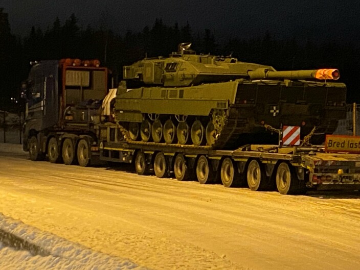 Tysk lastebil fraktet stridsvogn til Rena – fikk gebyr på 153 000 kroner