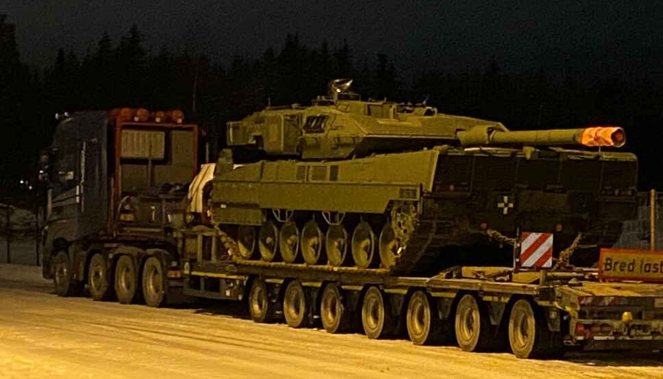 KONTROLL: På Minnesund ble lastebilen som fraktet stridsvognen stanset for kontroll. Det førte til gebyr og anmeldelse av transportøren.