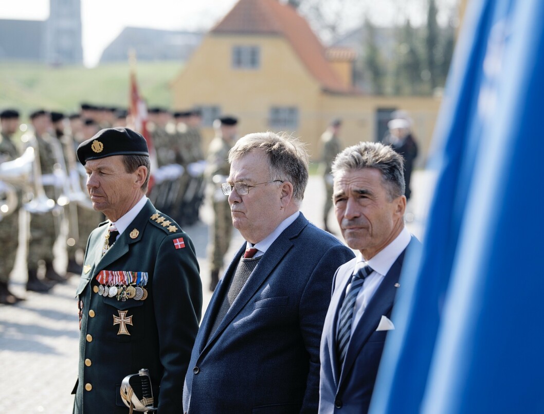 SIKTET: Denmarks tidligere forsvarsminister Claus Hjort Frederiksen (i midten) bekrefter at han er siktet etter straffeloven. Dette bildet er fra en seremoni i 2019.