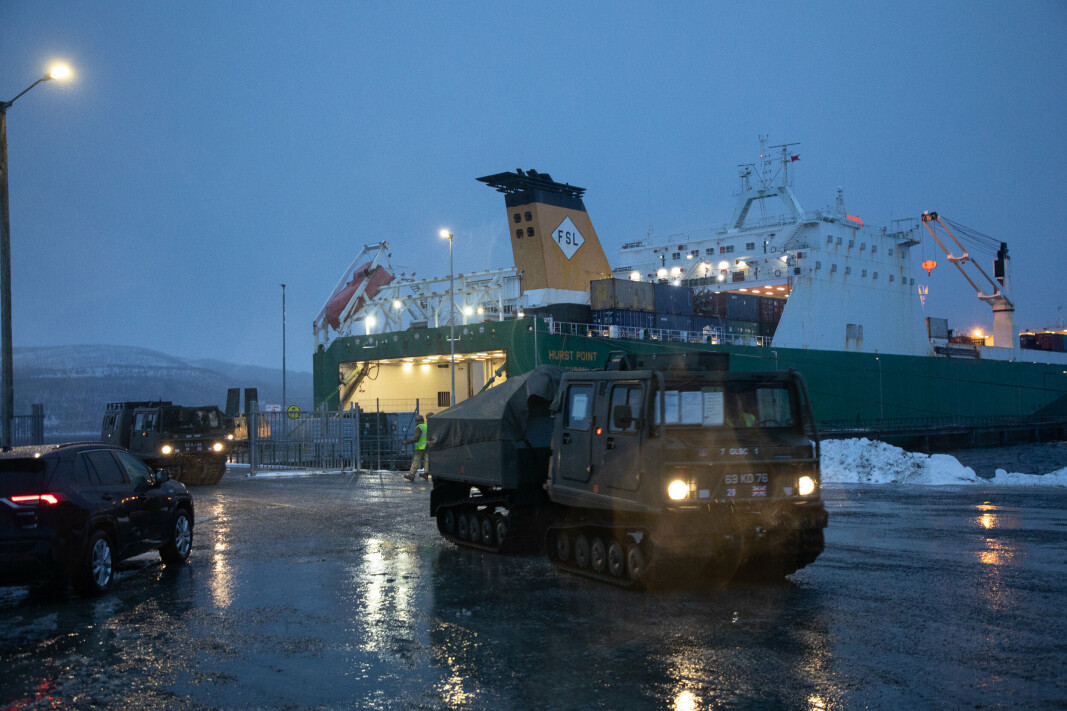 PÅ PLASS: Britiske beltevogner ankommer Sørreisa fra skipet 