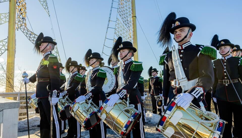 MUSIKK OG DRILL: Både drilltroppen og musikktroppen fra Garden var til stede under utdelingen.