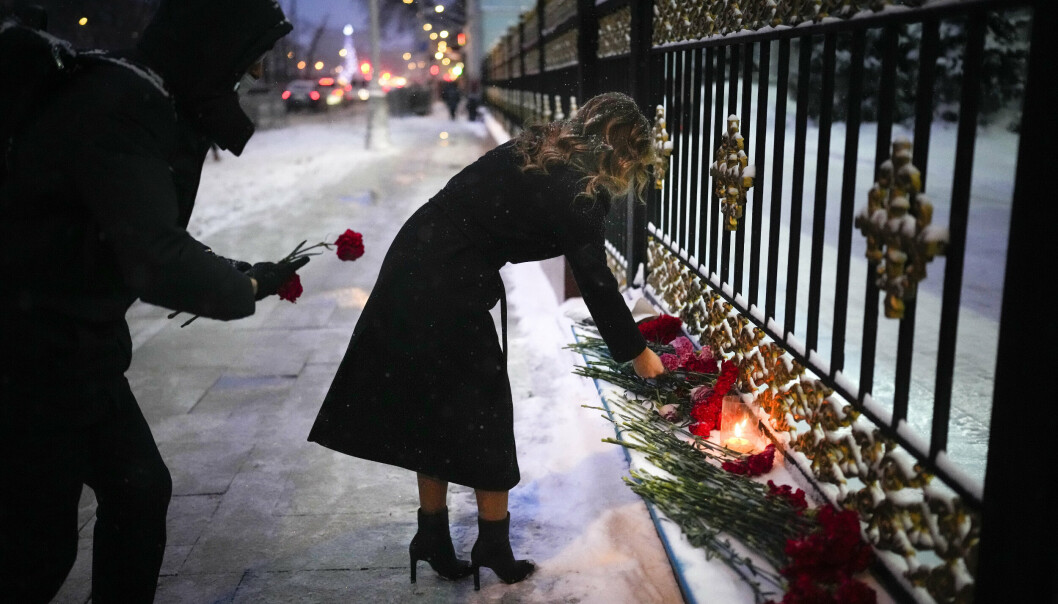 DEMONSTRASJONER: Blomster legges ned ved Kasakhstans ambassade i Moskva til minne om dem som døde under demonstrasjonene. Uroen i den tidligere Sovjet-republikken er den verste i landet siden det ble uavhengig for 30 år siden.