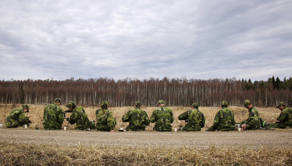 SVERIGE: Rekrutter fra ledningsregimentet i Marma skytefelt.
