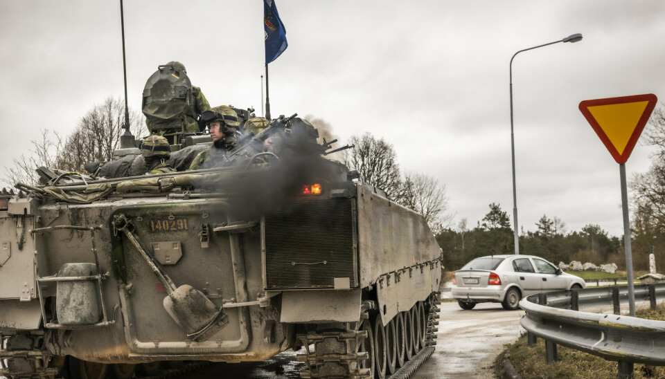 VISBY: Svenske soldater patruljerer i en stridsvogn i Visby nord på Gotland søndag. Russlands mobilisering ved grensen til Ukraina og den spente situasjonen i Europa gjør at det svenske forsvaret øker sitt synlige nærvær på hjemmebane.