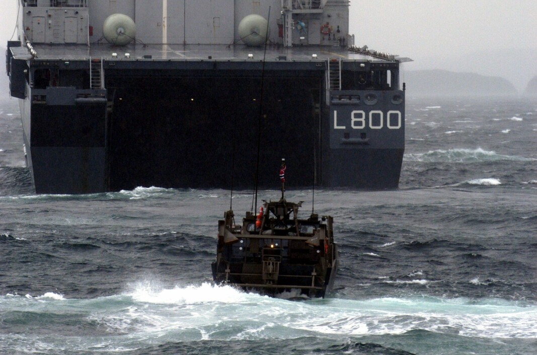 ØVELSE: Det nederlandske amfibiefartøyet HNLMS «Rotterdam» i bakgrunnen og en Stridsbåt 90 i forgrunnen, under en marineøvelse utenfor Bergen i 2005. ØVELSE: Det nederlandske amfibiefartøyet HNLMS «Rotterdam» i bakgrunnen og en Stridsbåt 90 i forgrunnen, under en marineøvelse utenfor Bergen i 2005.