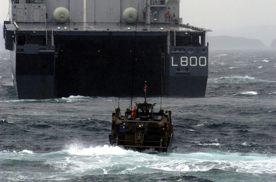 ØVELSE: Det nederlandske amfibiefartøyet HNLMS «Rotterdam» i bakgrunnen og en Stridsbåt 90 i forgrunnen, under en marineøvelse utenfor Bergen i 2005.