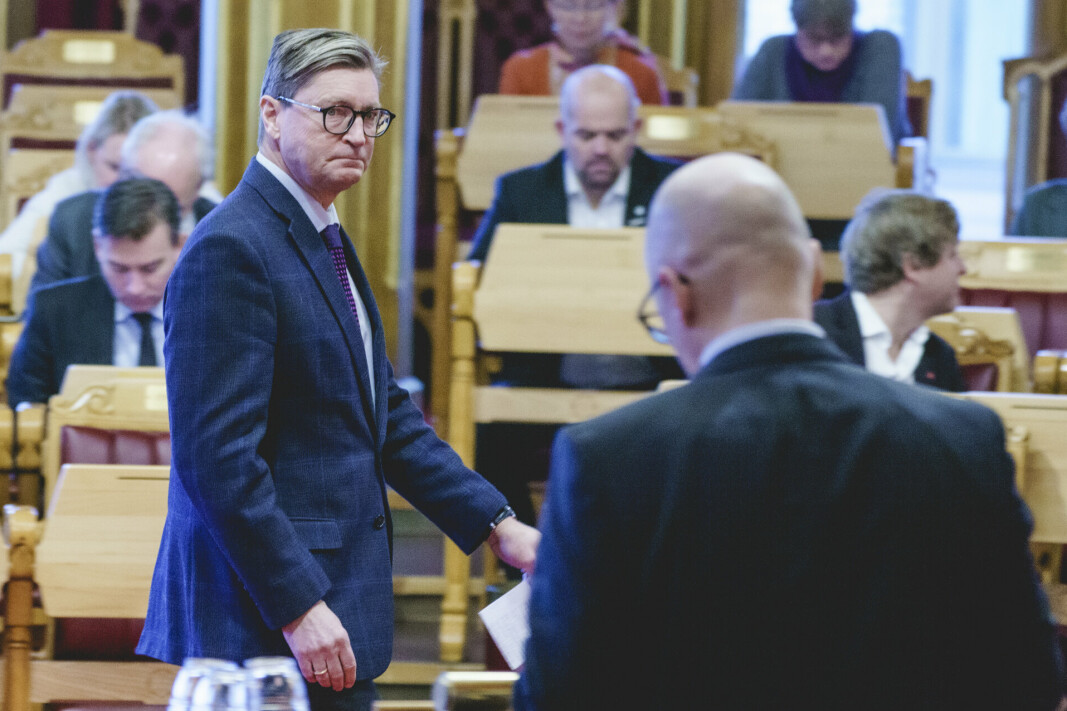 SVAR: Christian Tybring-Gjedde (FrP) etterlyser svar om lønn i Forsvaret. Her er han på Stortinget sammen med forsvarsminister Odd Roger Enoksen (Sp).