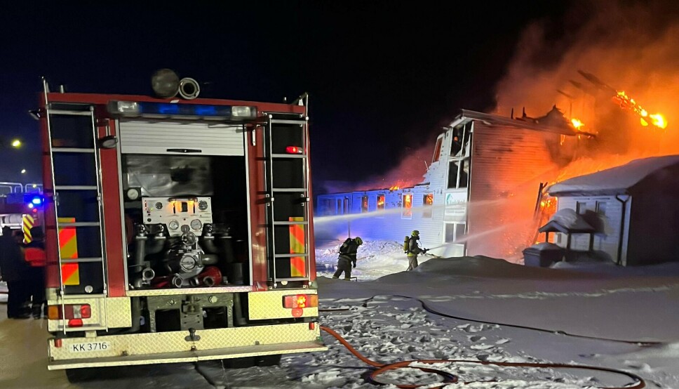 SAMMARBEID: Vardø Motell brant natt til lørdag ned, det krevde et samarbeid mellom politi, brannvesen og forsvar for å få mer kontroll.