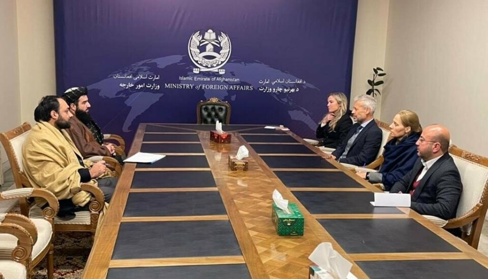 MØTE: En norsk delegasjon med ambassadør Ole A. Lindeman (nr. to fra høyre) i spissen, var mandag i møte med representanter for Taliban i Kabul.