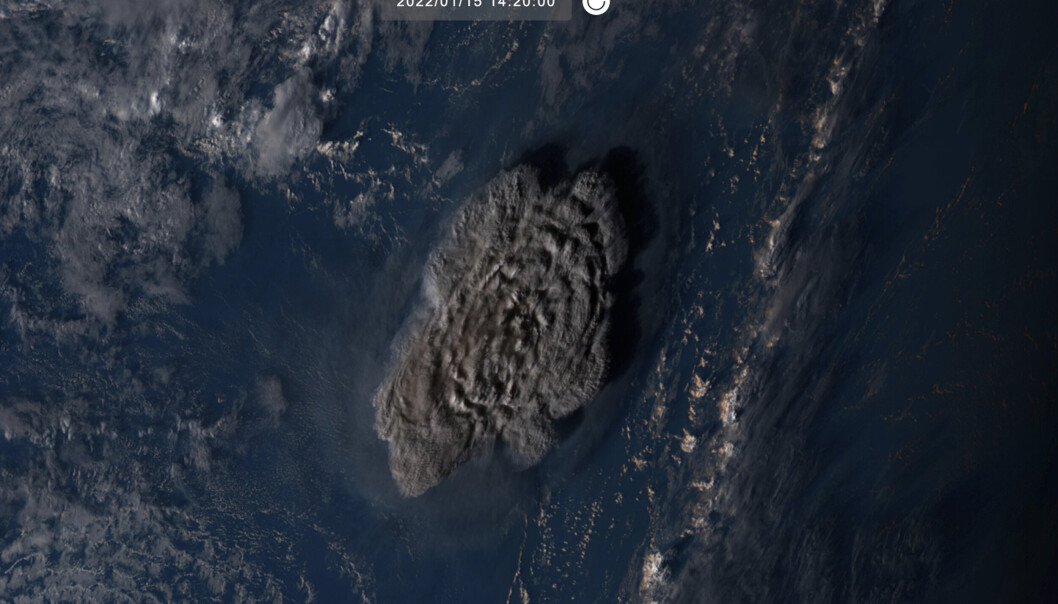 UTBRUDD: Det er fanget opp et nødsignal fra en lavtliggende øy på Tonga. Nesten tre dager etter vulkanutbruddet og den påfølgende tsunamien, er omfanget svært uklart. Dette satellittbildet fra Japans meteorologiske institutt viser det undersjøiske utbruddet. UTBRUDD: Det er fanget opp et nødsignal fra en lavtliggende øy på Tonga. Nesten tre dager etter vulkanutbruddet og den påfølgende tsunamien, er omfanget svært uklart. Dette satellittbildet fra Japans meteorologiske institutt viser det undersjøiske utbruddet.