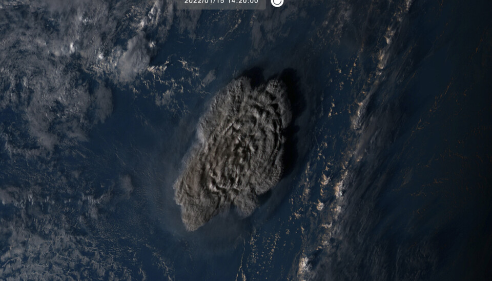 UTBRUDD: Det er fanget opp et nødsignal fra en lavtliggende øy på Tonga. Nesten tre dager etter vulkanutbruddet og den påfølgende tsunamien, er omfanget svært uklart. Dette satellittbildet fra Japans meteorologiske institutt viser det undersjøiske utbruddet.